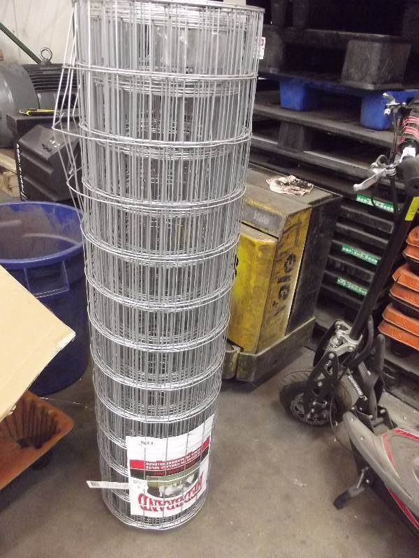 lot 652 image: Red Brand Roll of Welded Utility Fence