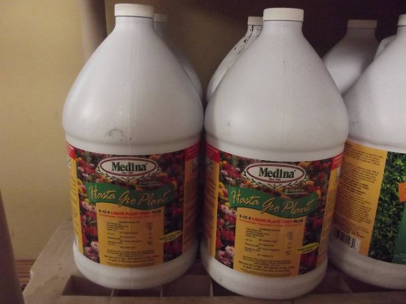 lot 5041 image: Lot of 4 Hasta Gro Plant Food