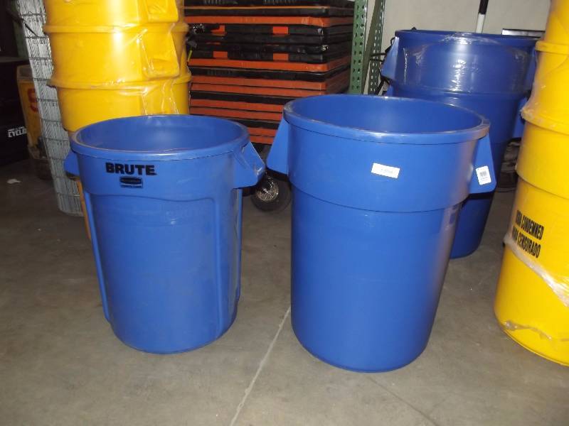 lot 653 image: Brute Trash Can Lot