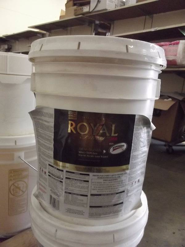lot 4078 image: Royal Ultra Premium Paint