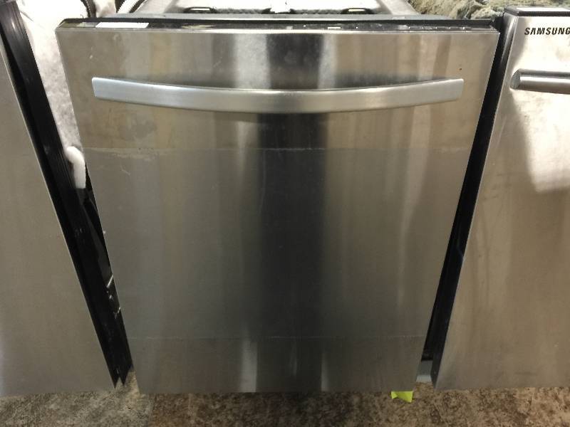 lot 8074 image: Kenmore 13693 24 Built-In Dishwasher w PowerWave Spray ArmStainless Steel