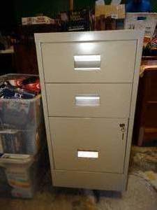 lot 37159 image: 3 Drawer Metal File Cabinet