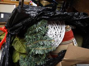 lot 37138 image: Bag of Seasonal Decor