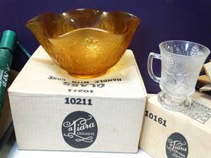 lot 37010 image: 4 Clear Atiara Cups and 1 Gold Atiara Bowl