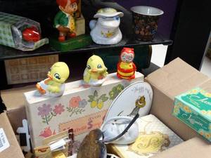 lot 37027 image: Avon and Misc Decor  Ducks  Frogs  Etc