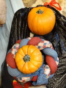 lot 37041 image: Bag of Seasonal Decor