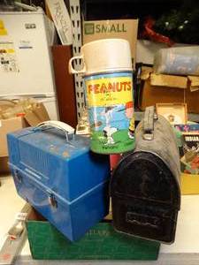 lot 37049 image: Old Lunch Boxes and Thermoss - Peanuts  Charlie Brown