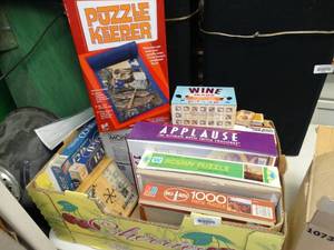 lot 37063 image: Lot of Puzzles and Mat