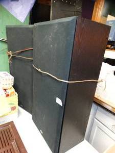 lot 37064 image: 2 Large KLH Floor Speakers 912B  5-250 watt