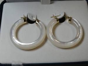 lot 37002 image: Beautiful Earrings