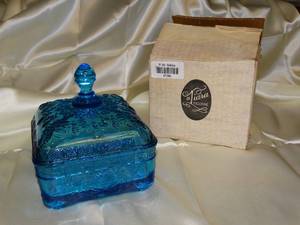 lot 37080 image: Blue Glass Honeybee Box with Footed Bottom & Lid - Vintage Tiara Glass with original box