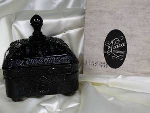 lot 37079 image: Black Glass Honeybee Box with Footed Bottom & Lid - Vintage Tiara Glass with original box