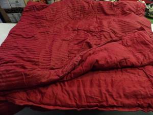 lot 1347 image: Wine Comforter 88x82