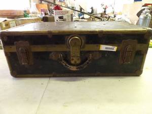 lot 1384 image: Vintage Trunk