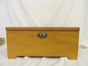 lot 1454 image: Oak Jewelry Box wContents