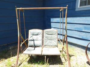 lot 1504 image: Yard Swing