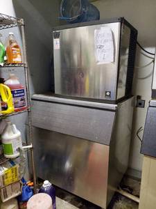 lot 2 image: Manitowoc Ice Machine With Bin