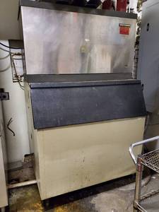 lot 3 image: Scotmans Ice Machine With Bin