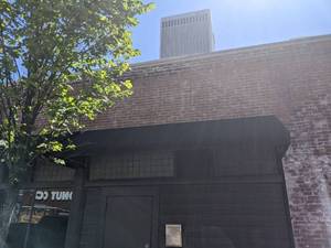 lot 105 image: Black outdoor awning