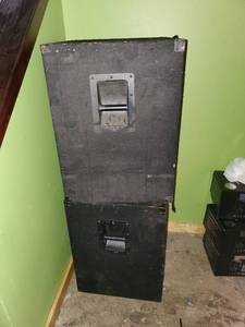 lot 4281 image: (2) Peavey Speaker Boxes