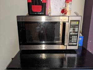 lot 4371 image: Magic Chef microwave