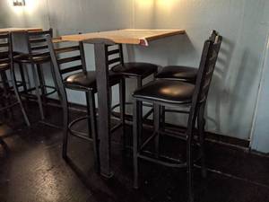 lot 4380 image: Table (gray) with 4 black chairs