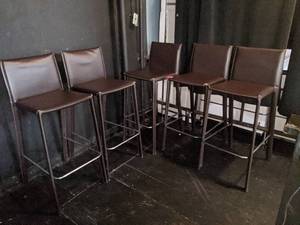 lot 4397 image: (5) Brown leather chairs