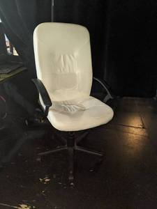 lot 4398 image: White office chair