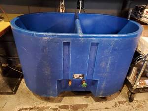 lot 4412 image: Portable Ice Well On Wheels