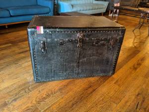 lot 2386 image: Vintage chest