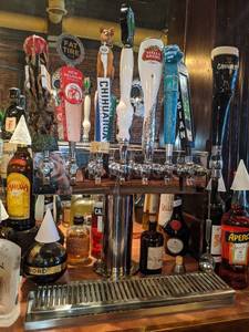 lot 2433 image: 8 Handle beer Tap system