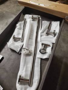 lot 5570 image: Bathroom Set Hooks 