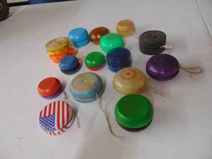 lot 3253 image: Box of Yo-Yos