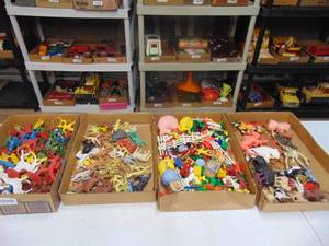 lot 3318 image: Large Selection of Plastic Toys