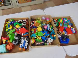 lot 3327 image: Assorted Plastic Toys