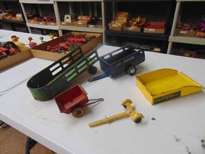 lot 3329 image: Assorted Tonka Strutco Trailers and More