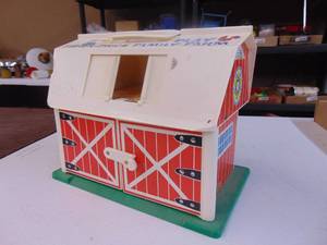 lot 3376 image: Fisher Price Family Farm