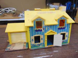 lot 3384 image: Fisher Price Play Family House