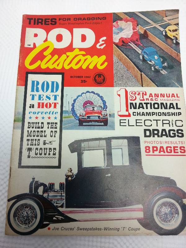 lot 1750 image: October 1962 Rod & Custom magazine with hours of enjoyable reading and cool old photos.