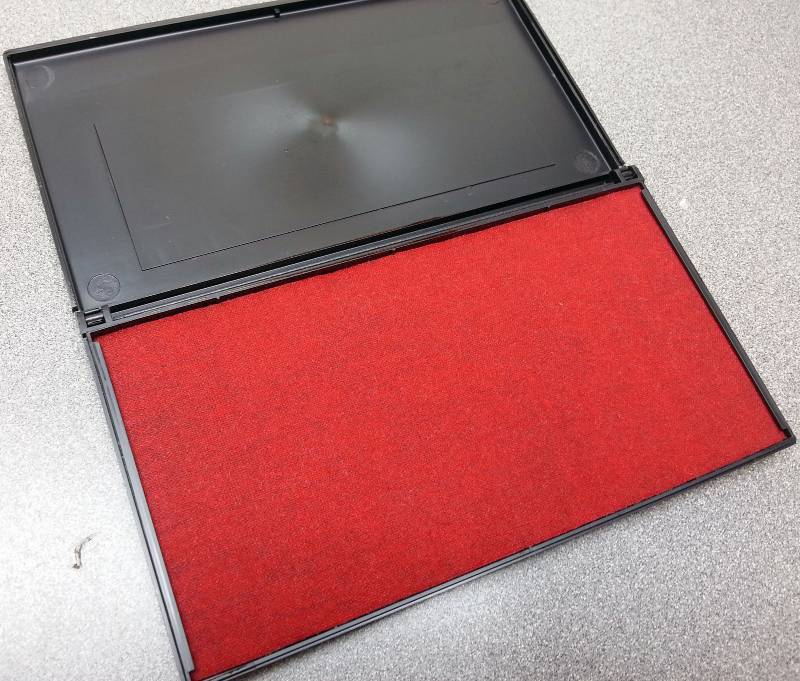lot 9005 image: New in the package is this Avery 21072 Office Carters Red Rouge Rojo Re inkable Stamp Pad.