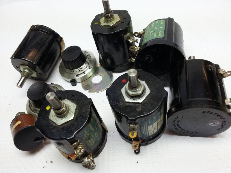 lot 1739 image: Misc dial rotating switchs from a tinkerers garage work shop.