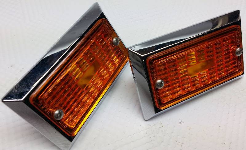 lot 9172-2 image: New pair of trailer or side marker lights with the amber lens on a chrome backing bezel