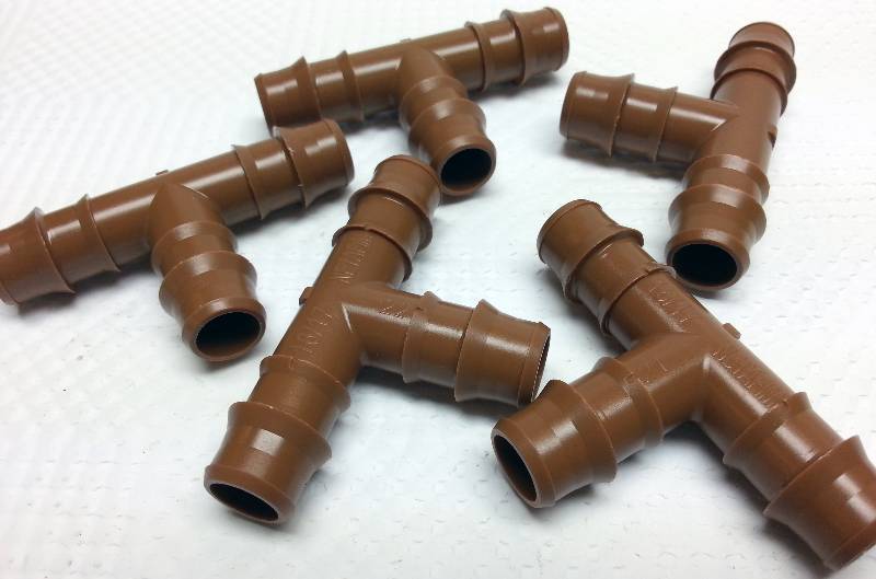 lot 9173-5 image: Package of 5 (12 ID) barbed sprinkler or low pressure water line Tee fittings