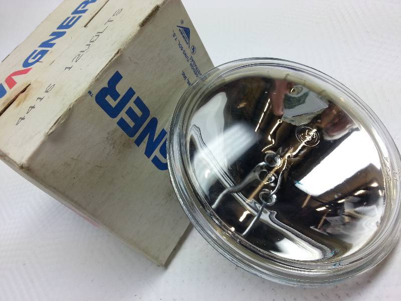 lot 9178 image: New in the box Wagner Lighting 4416 Sealed Beam 12 volt 30 watt Spot Light series clear lens service light.
