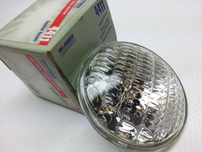 lot 1780 image: New in the box Wagner Lighting 4411 Sealed Beam 12 volt 30 watt service light series fluted lens service light.