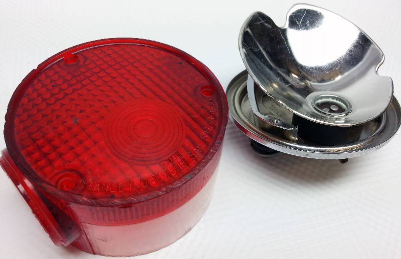 lot 1784 image: I know one thing for sure about this very cherry motorcycle tail light assembly with license tag lens on the bottom.