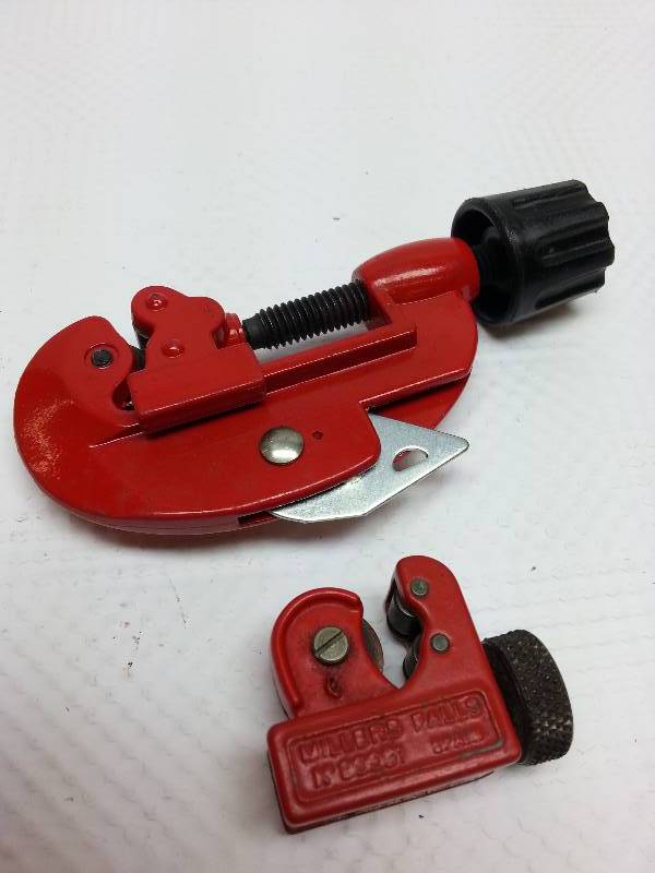 lot 1792 image: Small and medium handy in the tool box tubing cutters