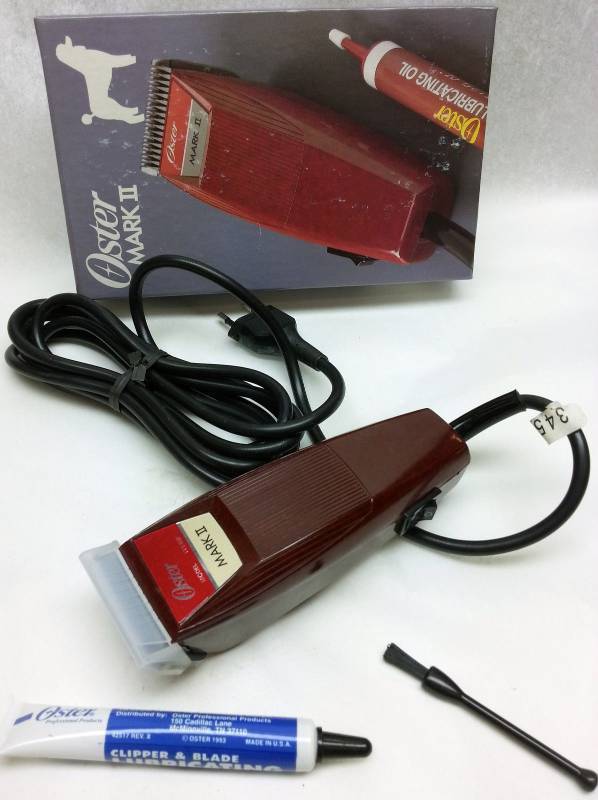 lot 9028 image: New in the original box is this Oster MARK II # 113-88F 220V dog or small animal hair clipper set