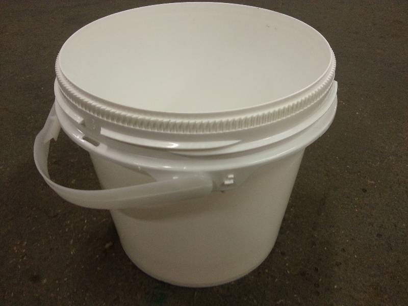 lot 9038-3 image: New 3 12 gallon plastic bucket with handle for paint, lawn work, horse feed or whatever.