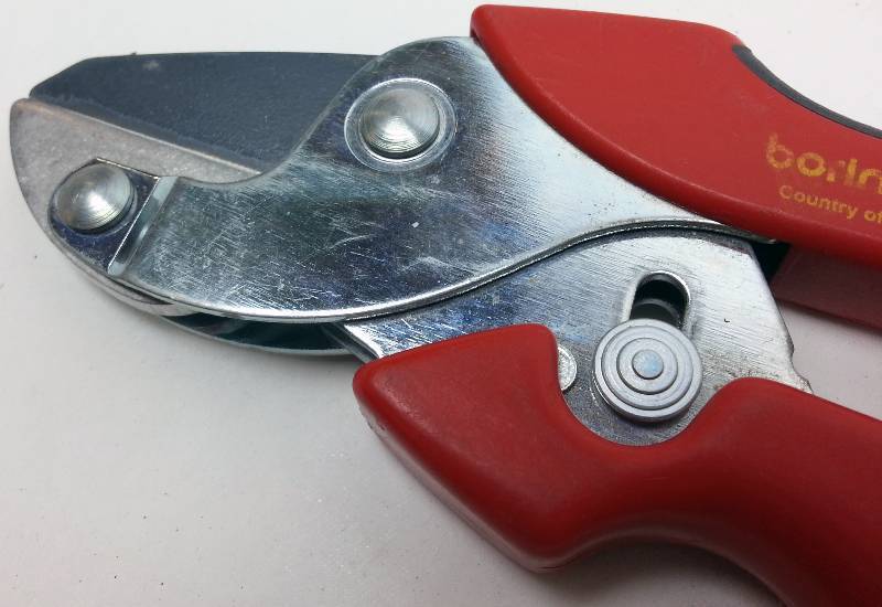 lot 9086 image: A quick easy way to cut hose or wiring is with these NEW made in Italy pliers.
